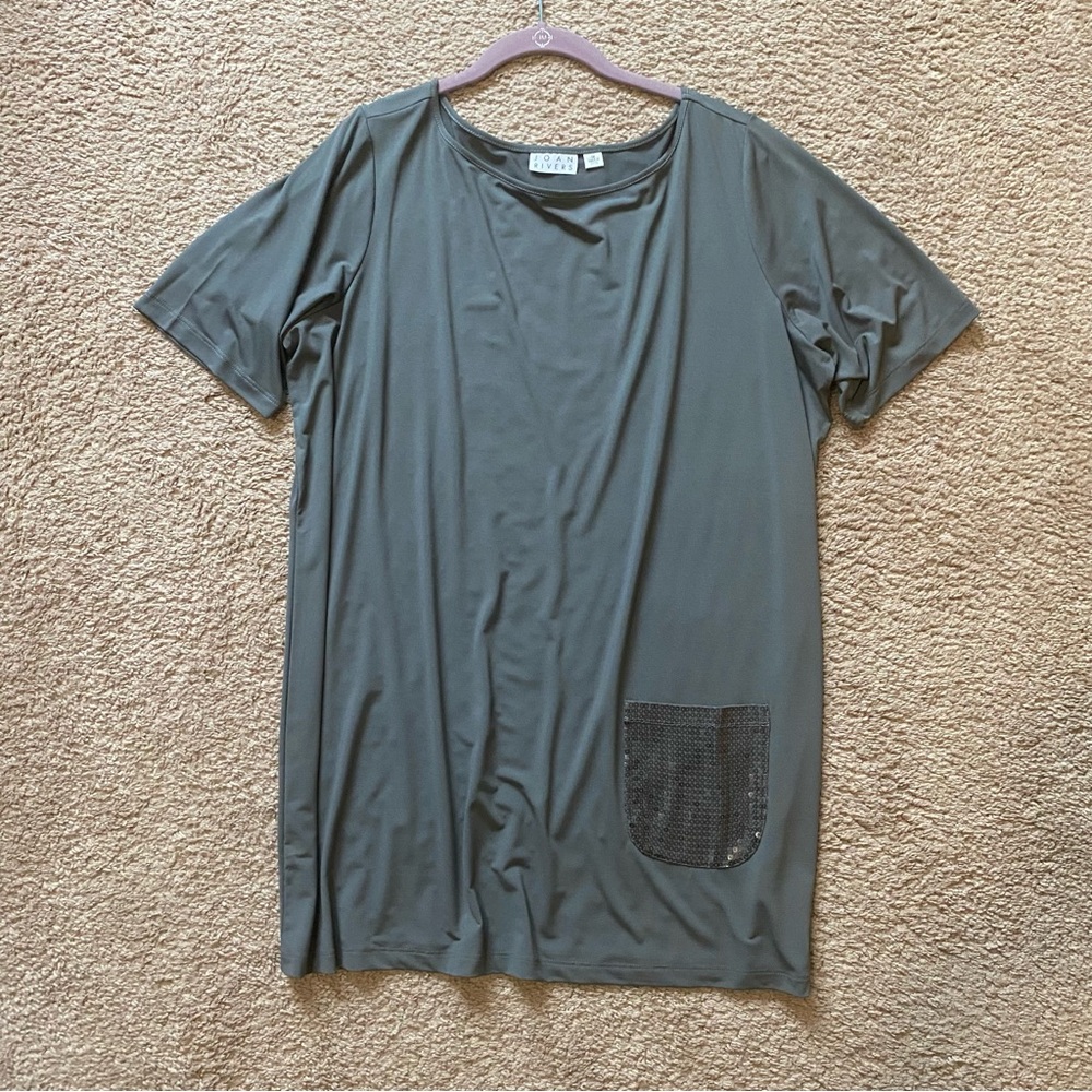 Joan Rivers gray short sleeve tunic top with single sequin pocket size 1X